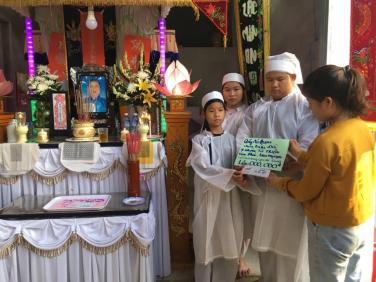 Chương trình Áo quan cho người nghèo lần 44 cho người mẹ nghèo tại Quảng Nam