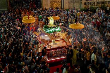 Trang nghiêm lễ rước Đức Phật đản sinh về Việt Nam Quốc Tự, cử hành nghi thức Mộc dục