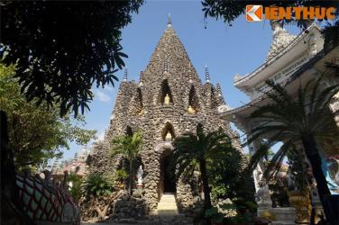 Những ngôi chùa xây bằng vật liệu lạ độc nhất Việt Nam
